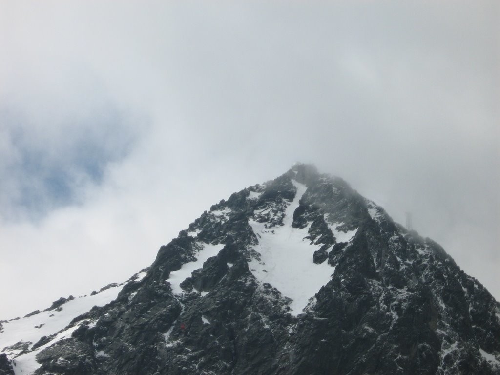 Na moment chmury ods³oni³y szczyt Lomnicy (2634 m n.p.m.) - drugi w Tatrach pod wzglêdem wyskoci.