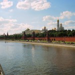 Widok Kremla z mostu nad Moskw¹